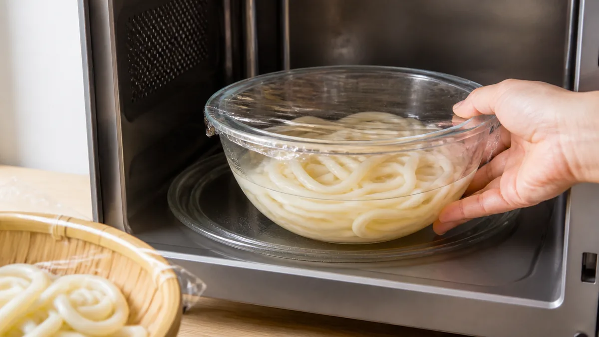 冷凍うどんをレンジで扱う手順と、やりがちな失敗の解説画像