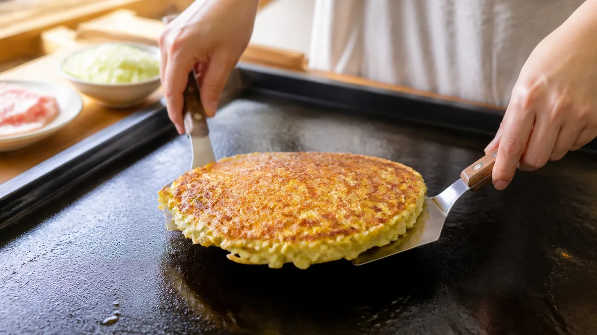 お好み焼きひっくり返し方は最初の3〜4分で決まる|縁の乾きと手首で返す理屈のアイキャッチ画像